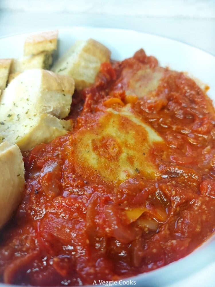 Piperade with vegan egg and garlic bread in a bowl